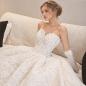 Preview: Muxing Damen Brautkleid Spitze Prinzessin Hochzeitskleid Trägerlos Bodenlang Ballkleid mit Handschuhen und Schleier