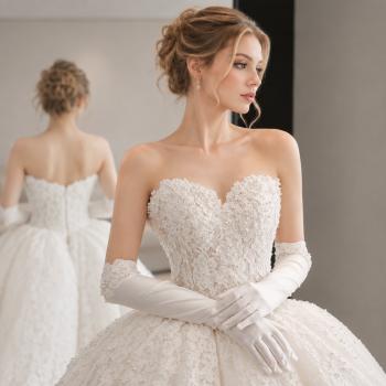 Preview: Muxing Damen Brautkleid Spitze Prinzessin Hochzeitskleid Trägerlos Bodenlang Ballkleid mit Handschuhen und Schleier