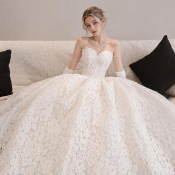 Preview: Muxing Damen Brautkleid Spitze Prinzessin Hochzeitskleid Trägerlos Bodenlang Ballkleid mit Handschuhen und Schleier