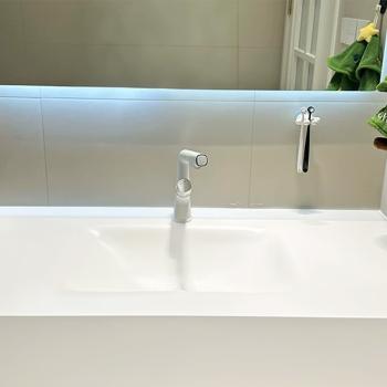 MuXing Badezimmer-Set, weißes thermogeformtes Waschbecken, LED-Spiegel, Schubladenschrank, inkl. Abflussgarnitur, wandhängendes Möbel 120×55 cm 【R255】
