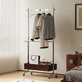 Muxing  Kleiderständer mit Stauraum Garderobenständer auf Rollen Kleiderständer für Wohnzimmer und Schlafzimmer 120×40×176 cm