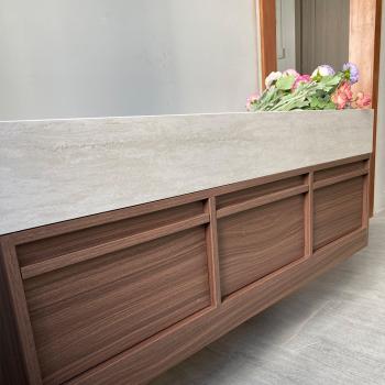 Muxing Waschbecken aus Keramik Waschbecken Doppelspüle Spüle mit zwei Becken Waschtisch-Set mit LED-Spiegel und Schränk【RW3318】