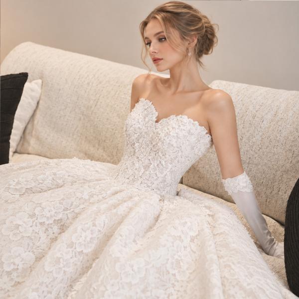 Muxing Damen Brautkleid Spitze Prinzessin Hochzeitskleid Trägerlos Bodenlang Ballkleid mit Handschuhen und Schleier
